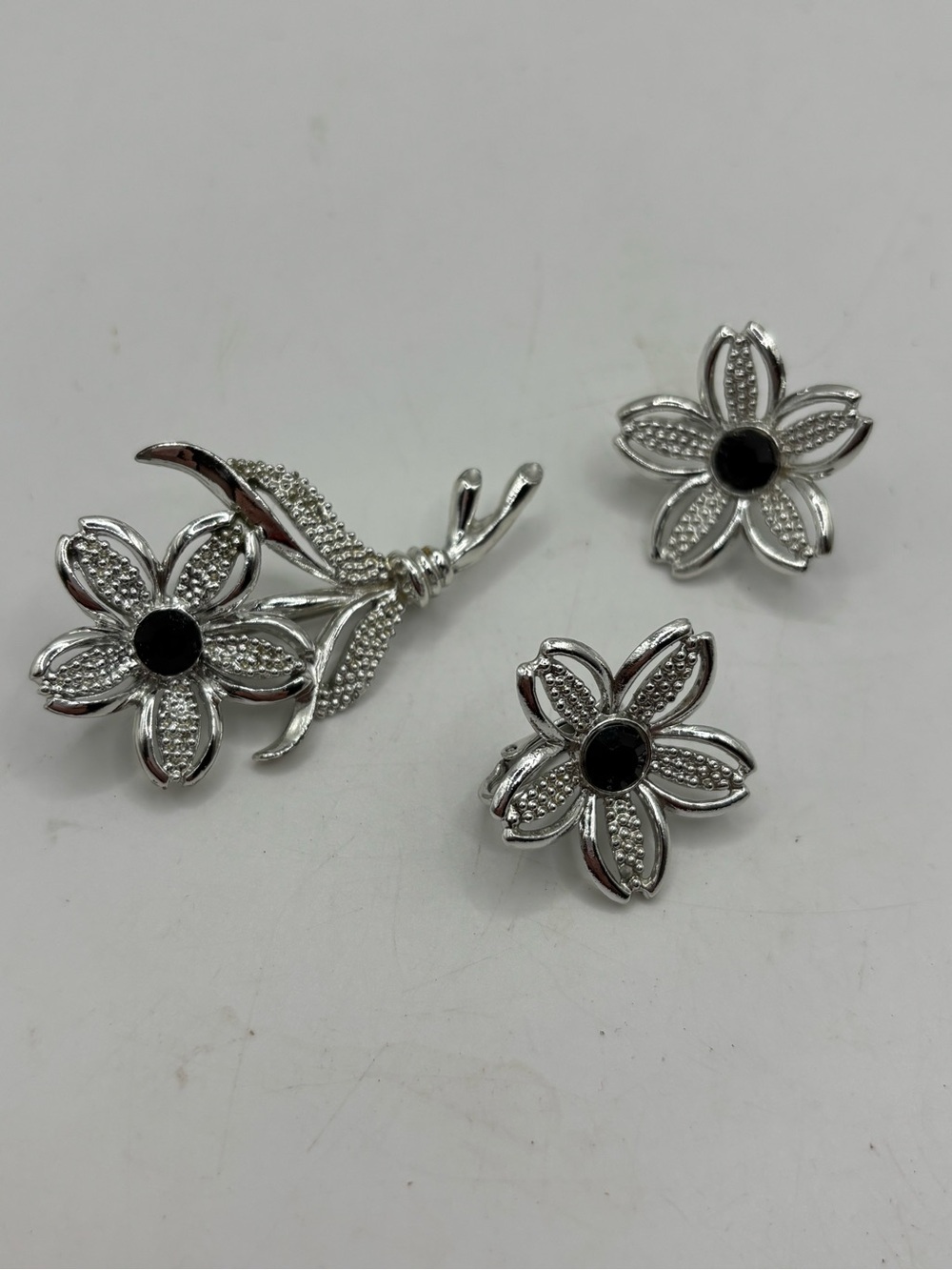 Vintage Sarah Coventry Black Beauty Brooch & Earrings Set Flowers Clip On NICE